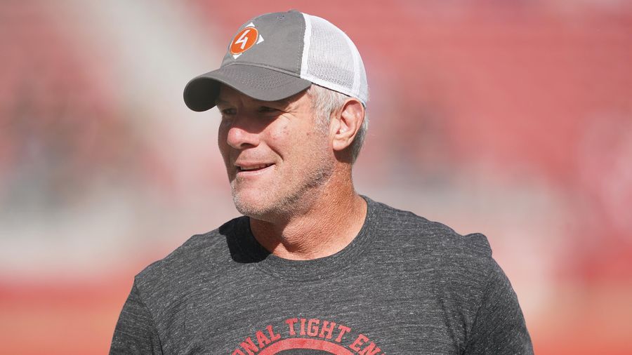 The media needs to treat Brett Favre like it did Michael Vick and Colin Kaepernick