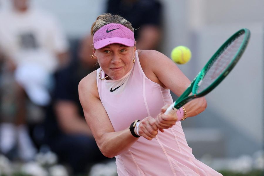 Amanda Anisimova returns to action, wins first-round match in Paris