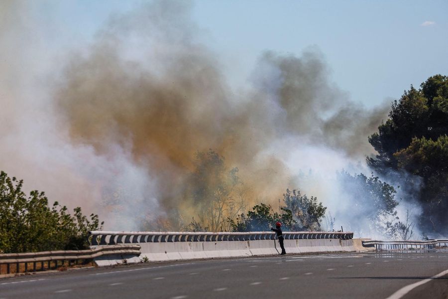Los incendios forestales interrumpen la tercera etapa del Tour; se pide a los aficionados que se queden en casa.