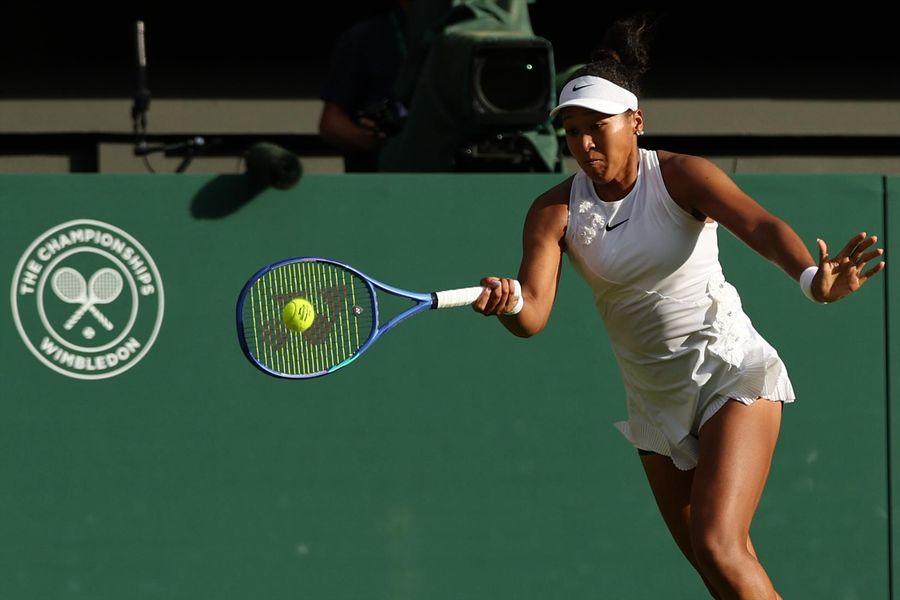 Naomi Osaka derrota a la número 1, Aryna Sabalenka, y alcanza los cuartos de final de Wimbledon.
