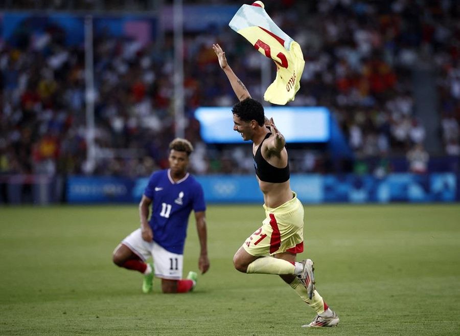 Sergio Camello marca dos goles en la prórroga y da a España el oro en fútbol