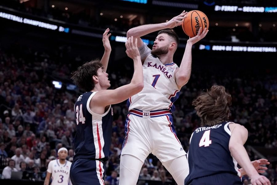 Hunter Dickinson returning to Kansas for final season