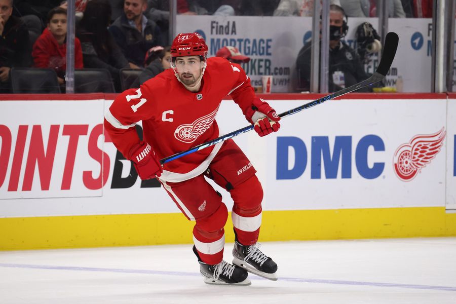 Dylan Larkin gives fan $20 to make up for spilled beer