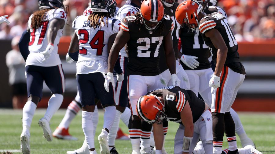 Baker Mayfield returns from arm injury to throw awesome block