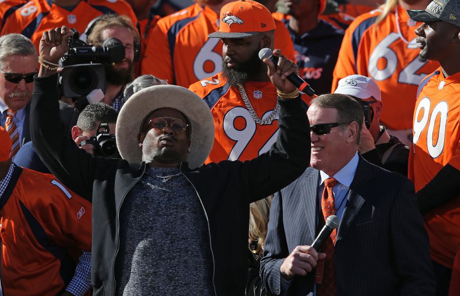 Von Miller Explains Gravitational Waves On <i>Saturday Night Live</i>