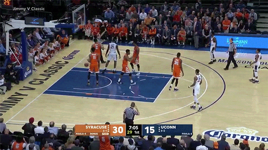 This Ref’s Exaggerated Traveling Call Is So Great