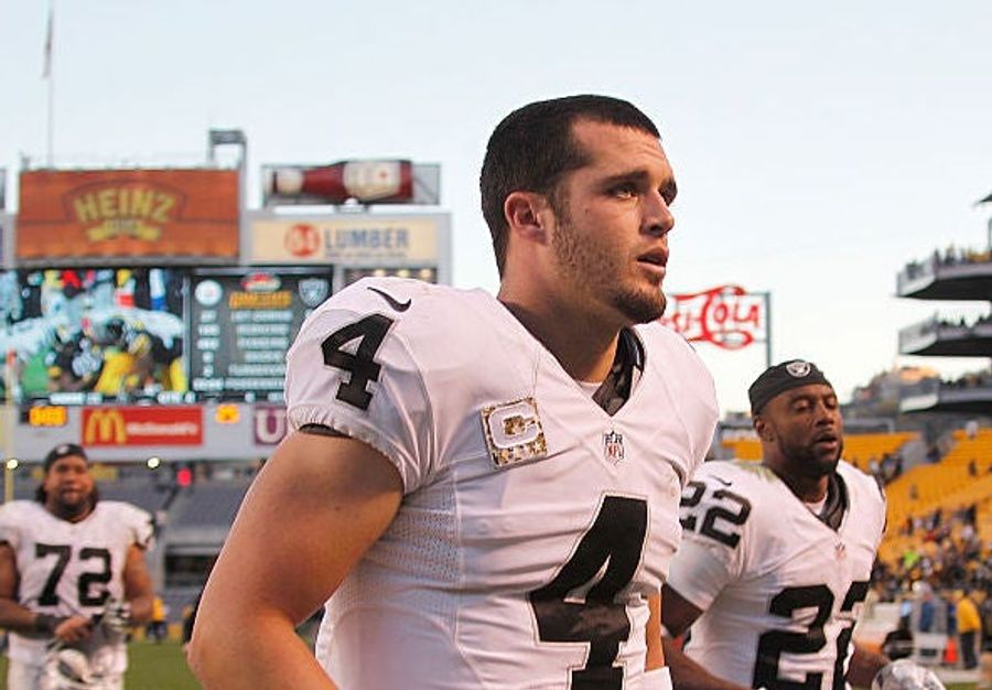 Derek Carr Throws A Behind-The-Back Spiral