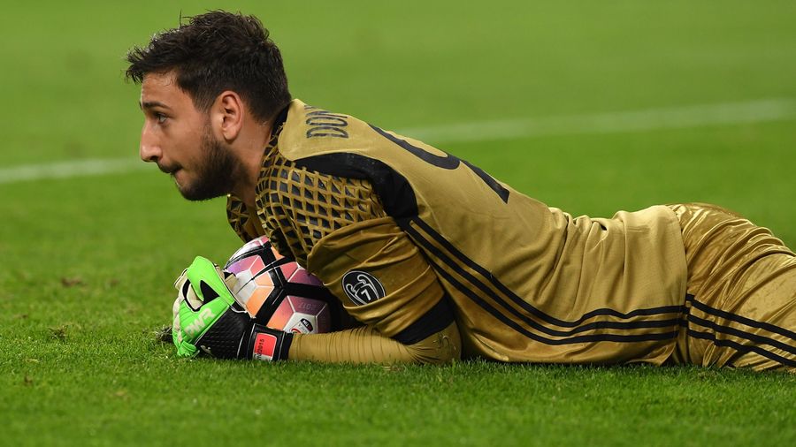 Milan Fans Are So Disgusted With Their Goalkeeping Prodigy They&#39;re Throwing Fake Money At Him<em></em>
