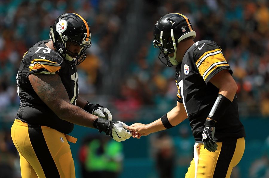 Guy Who Publicly Threw Le'Veon Bell Under The Bus Wants Former Steelers To Stop Airing Dirty Laundry
