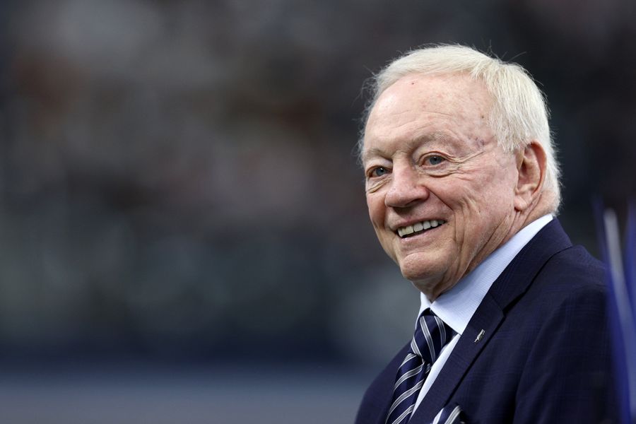 Jerry Jones probably shouldn’t have poked fun at the NFL by dressing up as a blind referee for Halloween