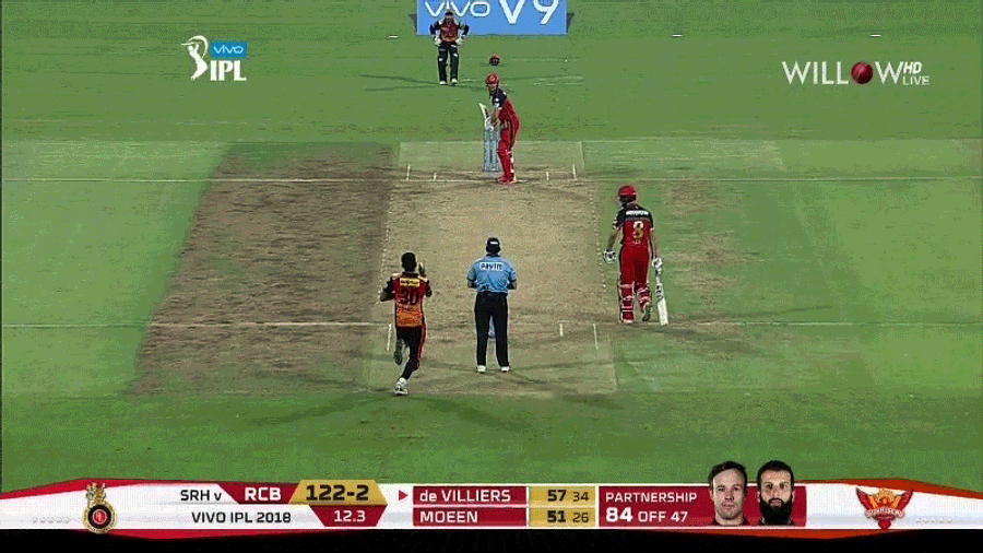 Announcers Go Nuts As AB de Villiers Jacks Huge Dinger Right Out Of The Stadium<em></em>