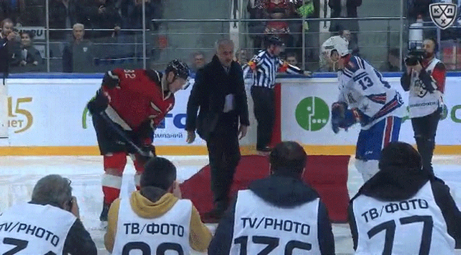 José Mourinho Eats Shit At Russian Hockey Game