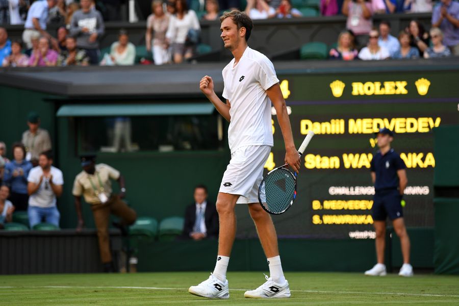 Daniil Medvedev Melts Down At Wimbledon, Tosses Money At Umpire&#39;s Chair