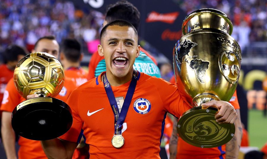 Alexis Sanchez's Ankle Injury Is Pretty Gruesome-Looking