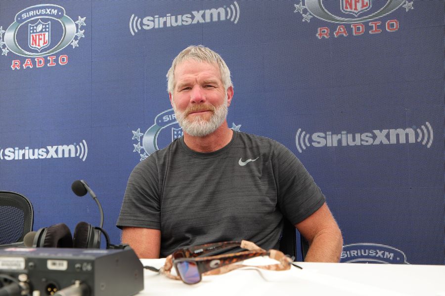 Text messages show Mississippi governor diverted welfare funds at Brett Favre’s request [Update]