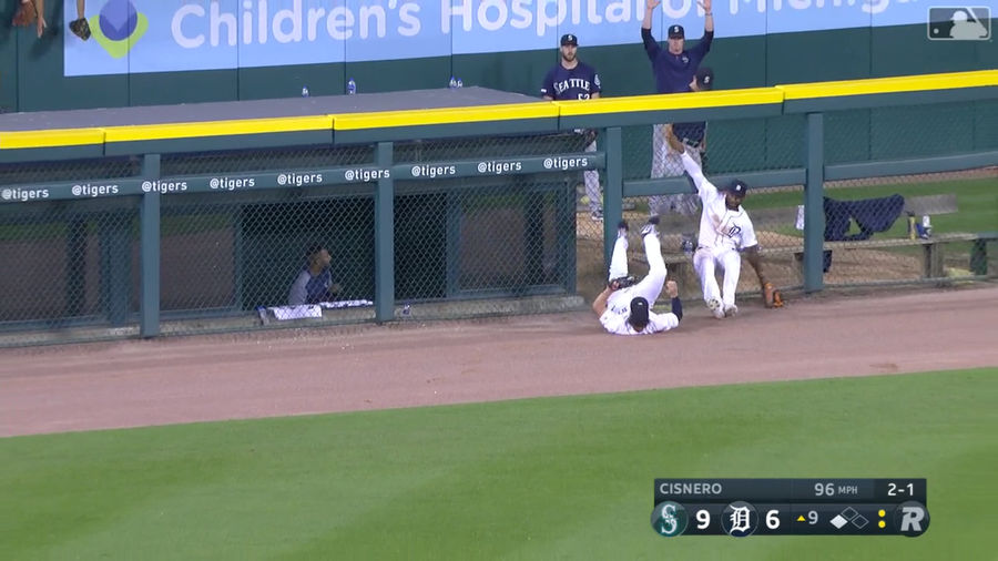 Tigers Outfielder Generously Guides Kyle Seager's Third Dinger Over The Outfield Wall