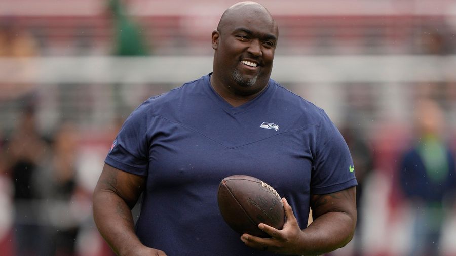 Pic of Eagles massive new D-line coach goes viral