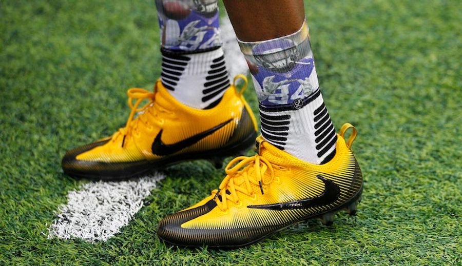 Cordarrelle Patterson Wears Socks Of Himself Before Game, Returns Kickoff 104 Yards For TD
