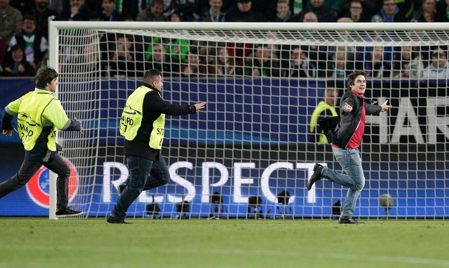 Elated Idiot On The Field Expresses The World's Feelings On Real Madrid's Loss