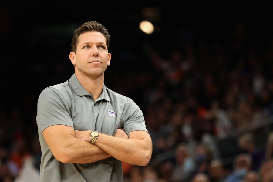Luke Walton is out in Sacramento, but Kings owner Vivek Ranadivé should be ousted for not having a clue