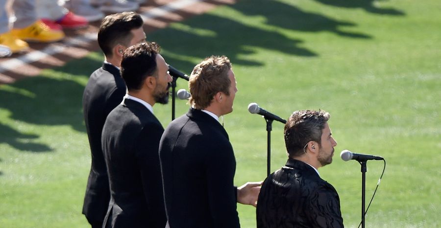 Savor The Moment The Canadian Anthem Singers Realized Their Buddy Had Gone Rogue