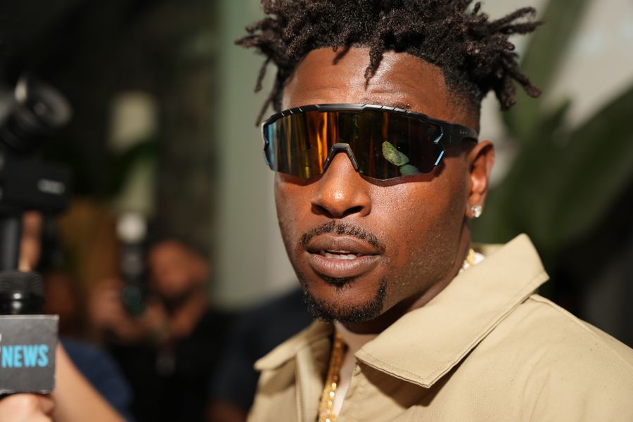 Antonio Brown allegedly chucks shoe at ex, arrest warrant issued