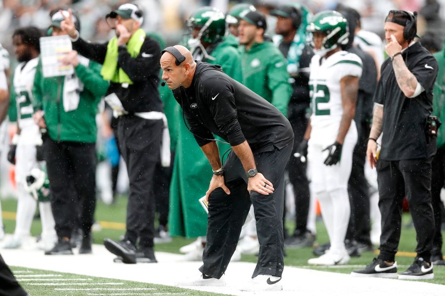 Robert Saleh letting his thumbs do the talking could lead him out of NY