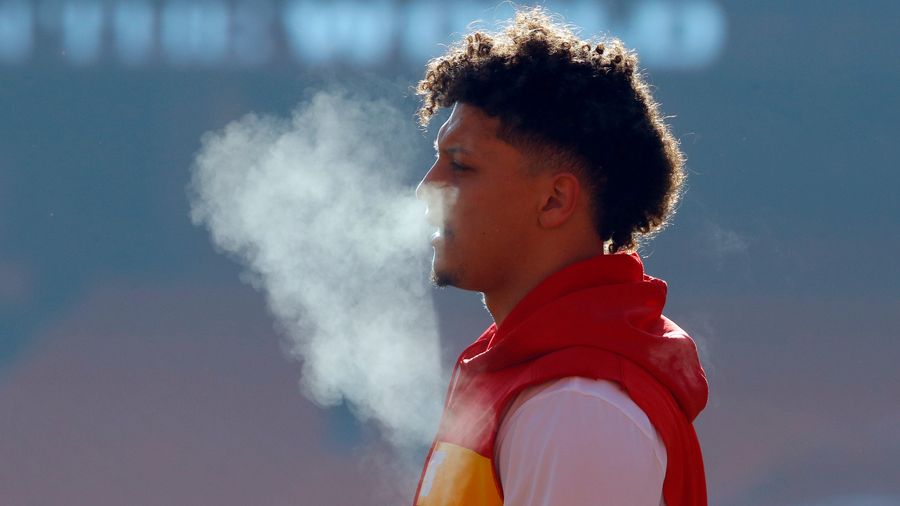 Please Stop Praising The Idiot Football Men For Dressing
Poorly In Cold Weather<em></em>