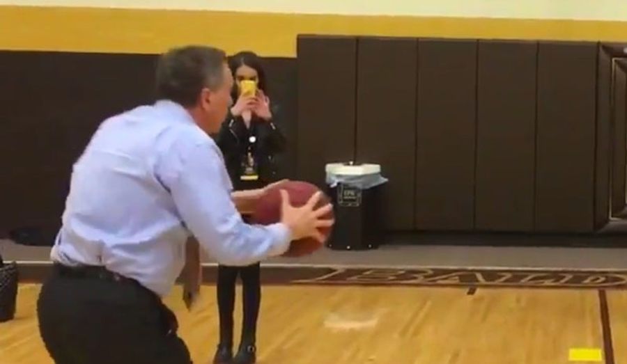 John Kasich's Jumper Is Trash