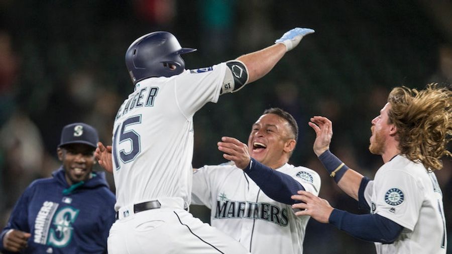 Kyle Seager And Carlos Ruiz Shouting Animal Names At Each Other Is The Best Pregame Ritual