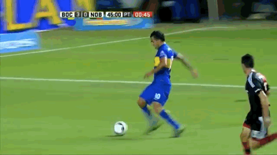 Carlos Tévez Breaks Goalkeeper's Jaw With A Flying Knee To The Face