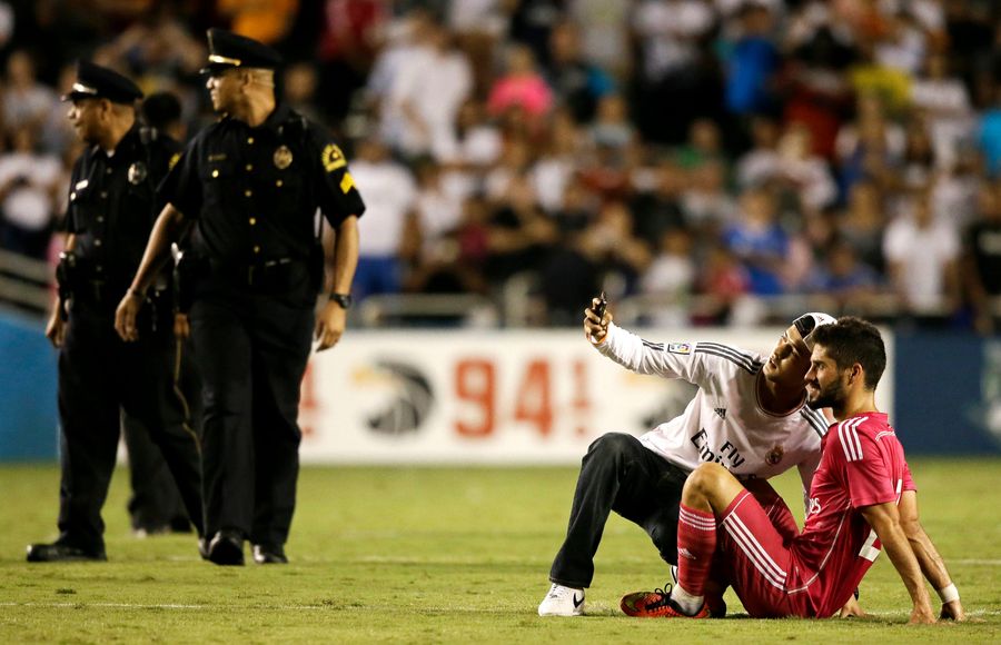 Real Madrid-Roma In Dallas Fell Victim To A Massive Pitch Invasion