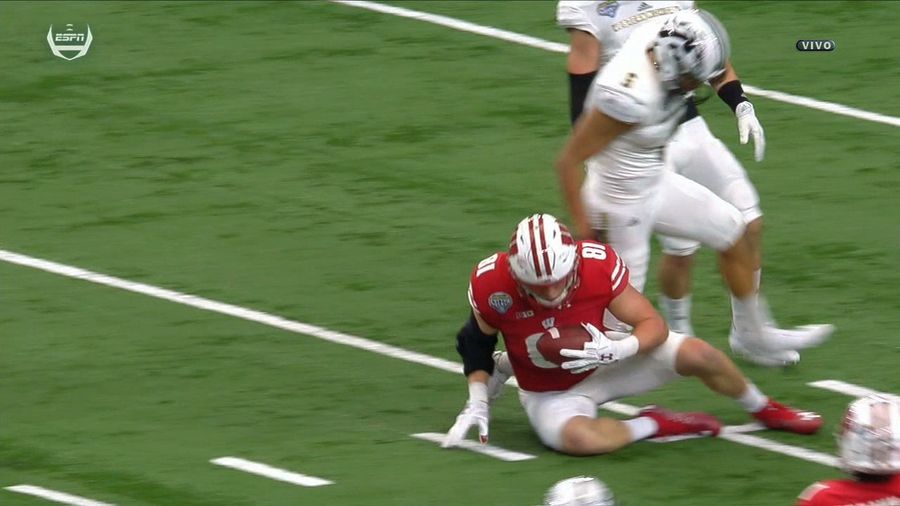 Wisconsin Tight End Troy Fumagalli Makes Four-Fingered Catch