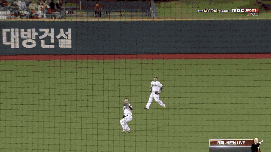 KBO Fielder Gets Bonked On The Head, Bailed Out By Teammate