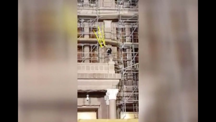 Dude Breaks Into Texas Capitol Building, Tosses Stuff Around, Gets Arrested