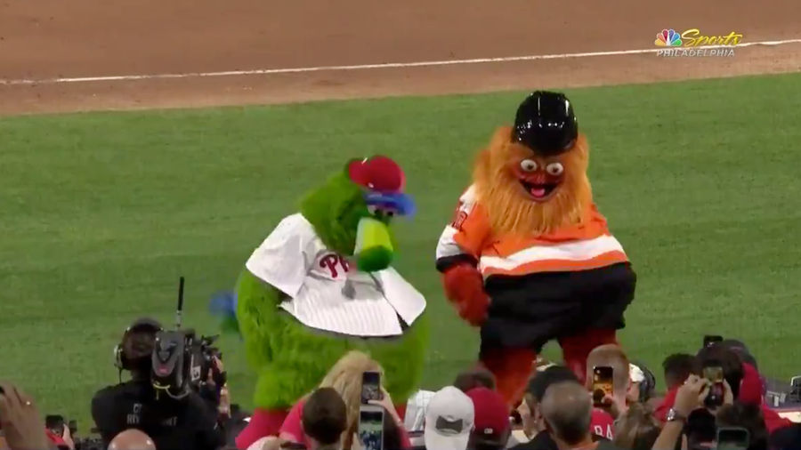 Gritty Earns The Phillie Phanatic's Respect Through Dance