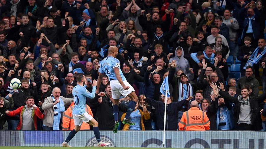 Vincent Kompany&#39;s Pile-Driver Goal Keeps Manchester City&#39;s Title Hopes Alive