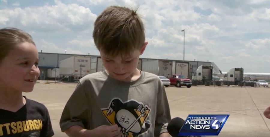Little Penguins Fan Gets Sidney Crosby's Autograph, Can't Handle It