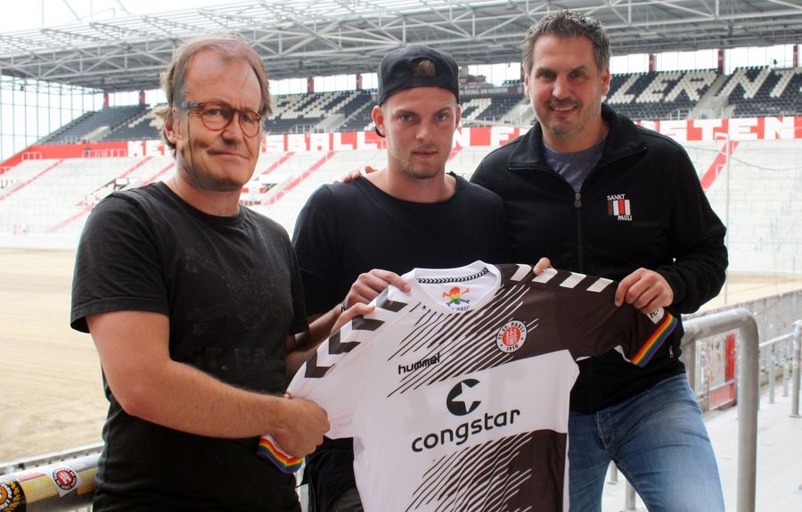 German Club Unveils New Player Alongside Some Dude Wearing Mask Of Manager&#39;s Face