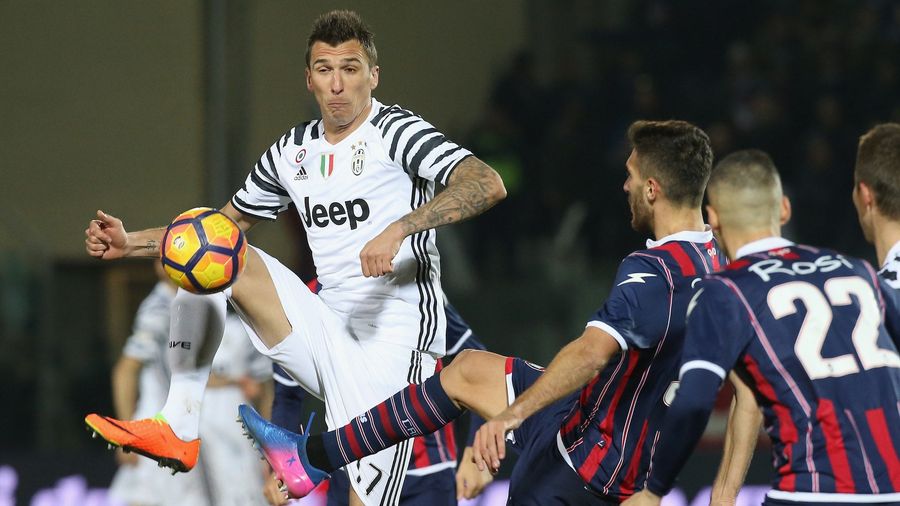 Italian Guy Tries To Scheme His Way Into Hospital To Watch Soccer Game From Window, Fails