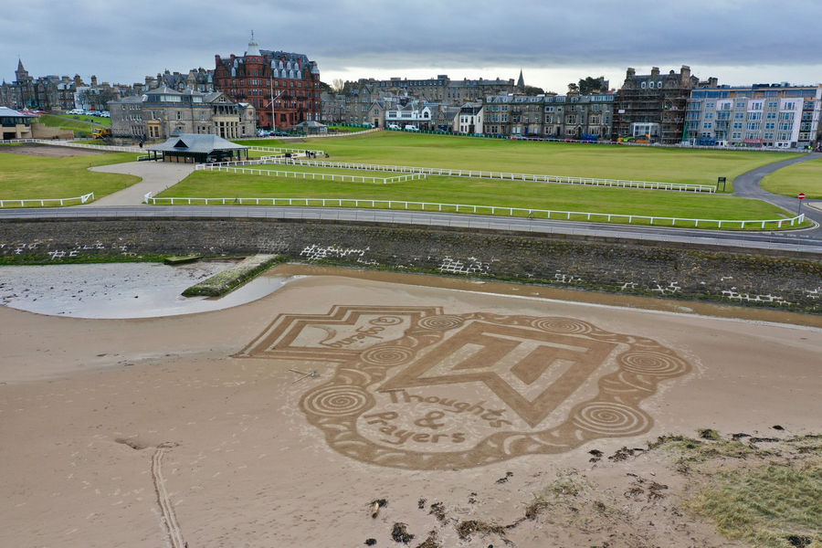 Support from the golf world pours in for Tiger Woods, including a massive piece of sand art in St. Andrews