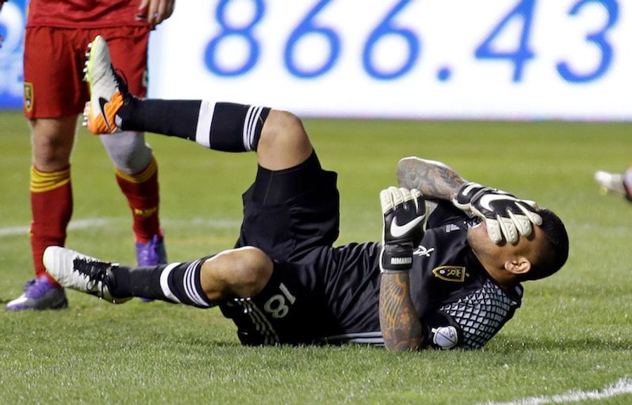 MLS Keeper Nick Rimando&#39;s Fucked-Up Finger Is A Good Party Trick