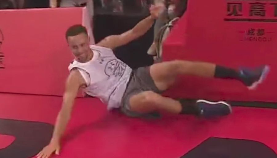 Steph Curry Went To China And Mocked Klay Thompson&#39;s Infamous Botched Dunk