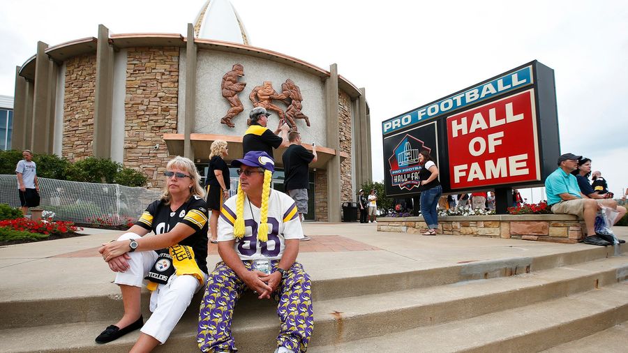 Randy Moss, Terrell Owens, Ray Lewis, Brian Urlacher, Brian Dawkins Among 2018 Pro Football Hall Of Fame Class
