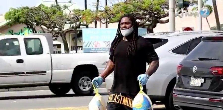 FEAST MODE! Marshawn Lynch gives out turkeys in Hawaii