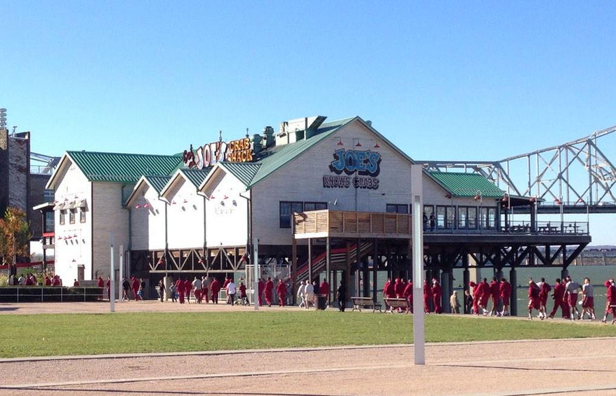 Florida State Just Taking A Stroll In Front Of Joe&#39;s Crab Shack