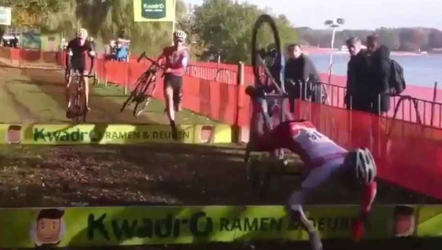 Doofus Cyclist Eats It