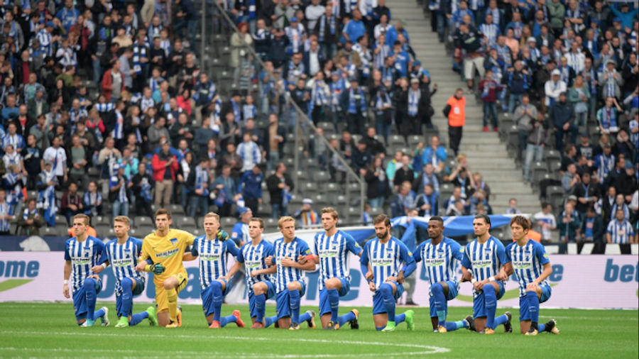 German Soccer Team Hertha BSC Kneels In Solidarity With NFL Anthem Protests