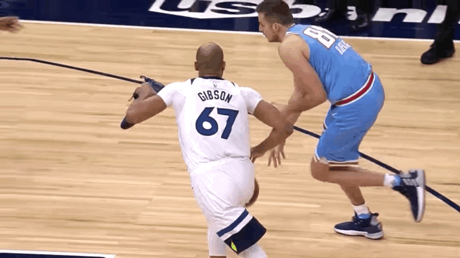 Taj Gibson's Loose Shoe Temporarily Becomes Important Defensive Weapon
