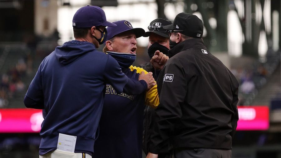 SEE IT: Marty Foster makes one of the worst calls you’ll see all season